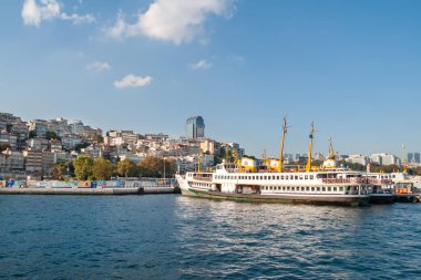 İstanbul seti. İstanbul 'daki Boğaz girişindeki rıhtıma yakın gemiler. İstanbul. Türkiye - 09.25.2021.