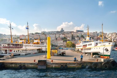 İstanbul seti. İstanbul 'daki Boğaz' ın girişindeki rıhtımda yakın çekimde gemiler var. İstanbul. Türkiye - 09.25.2021.
