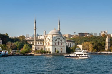 Dolmabahçe Camii. İstanbul 'daki Boğaz' daki Dolmabahçe Camii 'nde bir tekne. İstanbul. Türkiye - 09.25.2021.
