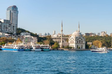 Dolmabahçe Camii. İstanbul 'daki Boğaz girişindeki rıhtımda gemiler var. İstanbul. Türkiye - 09.25.2021.