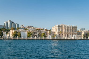 İstanbul Boğazı 'ndaki Dolmabahce Sarayı. İstanbul. Türkiye - 09.25.2021.