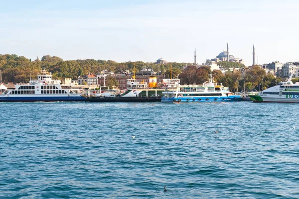 İstanbul 'daki Golden Horn Körfezi' ndeki rıhtımda feribot ve gemiler. İstanbul. Türkiye - 09.25.2021.