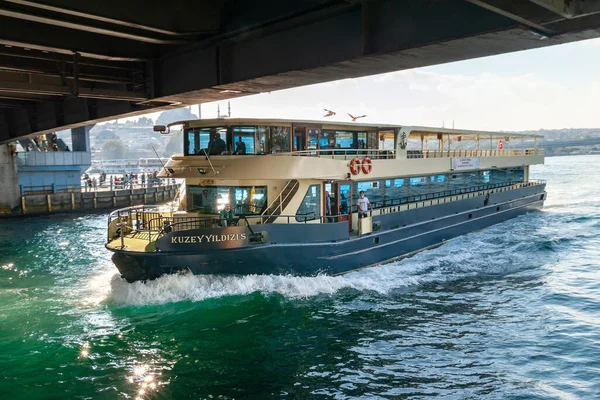 イスタンブールのゴールデンホーン湾にあるガラタ橋の下を観光船が航行している イスタンブールだ トルコ 2021 — ストック写真