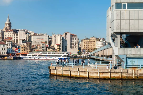 Galata Köprüsü 'nün boşaltılması ve İstanbul' daki Golden Horn Körfezi 'ndeki Galata Kulesi' nin yakınındaki rıhtımda gemiler. İstanbul. Türkiye - 09.25.2021.