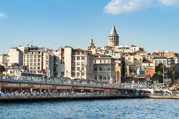 İstanbul 'daki Golden Horn Körfezi' ndeki Galata Kulesi yakınlarındaki Galata Köprüsü 'ndeki nakliye ve restoranlar. İstanbul. Türkiye - 09.25.2021.
