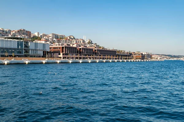 İstanbul Boğazı 'nın girişinde İstanbul seti var. İstanbul. Türkiye - 09.25.2021.