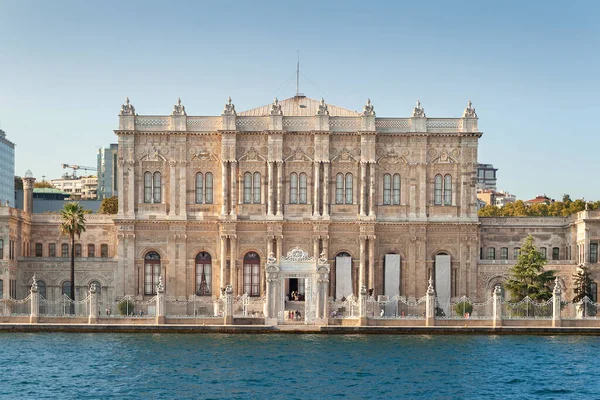 Παλάτι Dolmabahce Στην Ακτή Του Βοσπόρου Στην Κωνσταντινούπολη Κωνσταντινούπολη Τουρκία — Φωτογραφία Αρχείου
