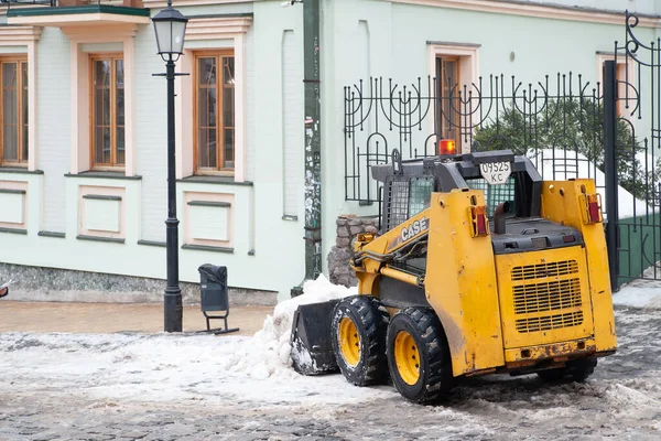 Śnieg Usuwa Traktor Ciągnik Komunalny Oczyszcza Śnieg Miejskiej Ulicy Kijów — Zdjęcie stockowe
