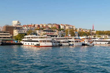 İstanbul Boğazı kıyısındaki eğlence tekneleri rıhtımına yanaşıyor. Boğaz. Boğaz. İstanbul. Hindi. 09,25,2021.