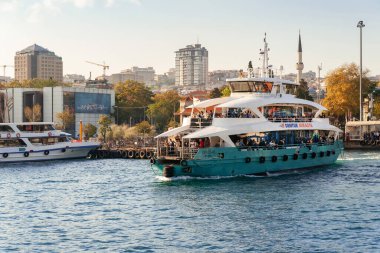 İstanbul 'daki Boğaz kıyısındaki rıhtımdan ayrılan bir eğlence teknesinin yakın çekimi. Boğaz. Boğaz. İstanbul. Hindi. 09,25,2021.