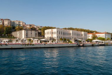 İstanbul 'daki Boğaz kıyısındaki antik sarayın panoraması. Boğaz. Boğaz. İstanbul. Hindi. 09,25,2021.