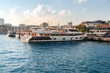 İstanbul 'un İstanbul Boğazı' ndaki İstanbul rıhtımına eğlence tekneleri yanaşıyor. Boğaz. Boğaz. İstanbul. Hindi. 09,25,2021.