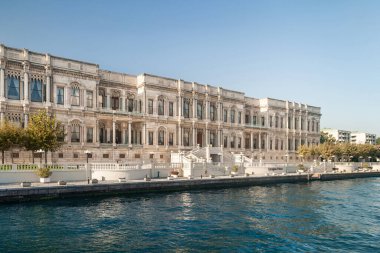 İstanbul 'daki Boğaz kıyısında antik bir saray. Boğaz. Boğaz. İstanbul. Hindi. 09,25,2021.