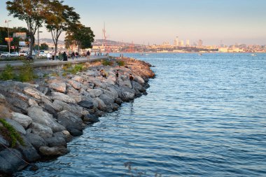 Akşam İstanbul 'un taştan seti. Marmara Denizi kıyısında. İstanbul. Hindi. 09,25,2021.
