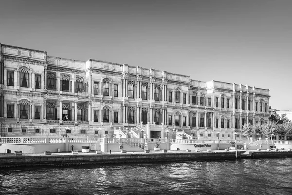 Αρχαίο Παλάτι Στις Ακτές Του Βοσπόρου Στην Κωνσταντινούπολη Ασπρόμαυρη Εικόνα — Φωτογραφία Αρχείου