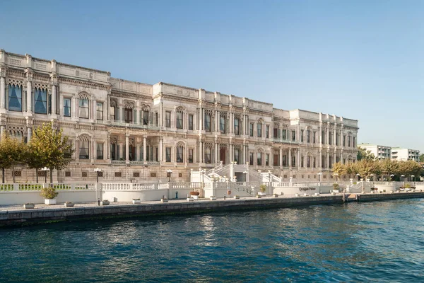 İstanbul 'daki Boğaz kıyısında antik bir saray. Boğaz. Boğaz. İstanbul. Hindi. 09,25,2021.