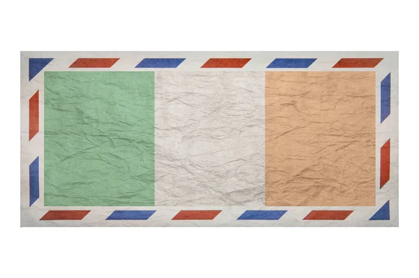 邮包用爱尔兰的图像标志包裹起来 爱尔兰国旗没有邮戳的皱皱巴巴的信封 复制空间 空白模拟了 创意模板 — 图库照片