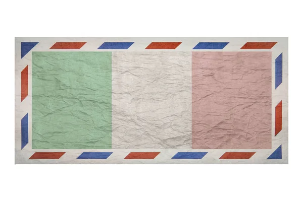 邮包包裹着意大利的形象旗帜 意大利国旗没有邮戳的皱皱巴巴的信封 复制空间 空白模拟了 创意模板 — 图库照片