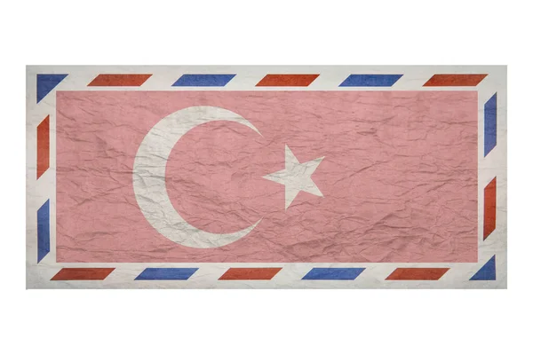 邮包用土耳其的形象旗包裹着 土耳其国旗 没有邮戳的皱皱巴巴的信封 复制空间 空白模拟了 创意模板 — 图库照片