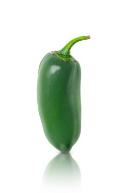 Yeşil Jalapeno Pepper. Jalapeno biberi beyaz arka planda izole edilmiş. Doğal yiyecek..