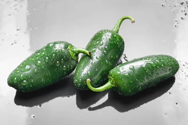 Βρεγμένες Πιπεριές Χαλαπένο Ένα Μάτσο Πράσινες Πιπεριές Jalapeno Σκούρο Φόντο — Φωτογραφία Αρχείου