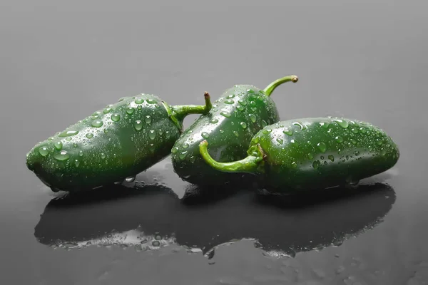 Mokrá Paprika Jalapeno Hromada Zelených Papriček Jalapeno Vlhkém Tmavém Pozadí — Stock fotografie