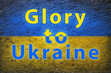 Ukrayna bayrağı. Büyük sloganı GLORY to UKRAINE olan Ukrayna bayrağı sert bir yüzeye çizilmiştir. Yaratıcı arkaplan.