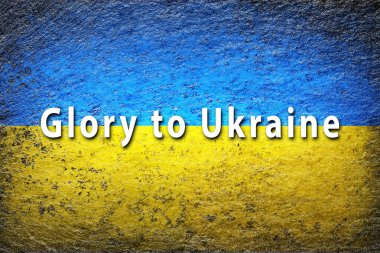 Ukrayna bayrağı. Beyaz bir slogan olan Ukrayna bayrağı kaba bir yüzeye çizilmiştir. Yaratıcı arkaplan.