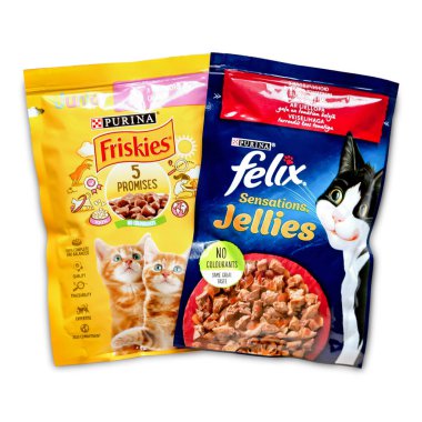 Kedi maması. Beyaz arka planda izole edilmiş pakette bulunan PURINA hayvan yemi. Kyiv. Ukrayna. 25 Nisan 2022