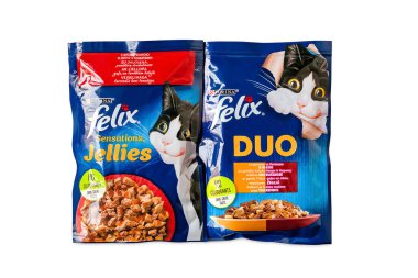 Kedi maması. Beyaz arka planda izole edilmiş bir pakette kedi maması PURINA FELIX. Kyiv. Ukrayna. 25 Nisan 2022