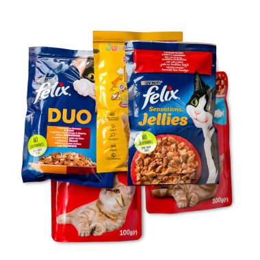 Kedi maması. Beyaz arkaplanda izole edilmiş porsiyon paketlerindeki hayvanlar. Kyiv. Ukrayna. 25 Nisan 2022