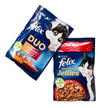 Kedi maması. Hayvan beslemesi PURINA FELIX beyaz arkaplanda izole edilmiş bir pakette. Kyiv. Ukrayna. 25 Nisan 2022
