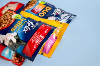 Kedi maması. Mavi arka planda porsiyon halinde hayvan yemi. Uzayı kopyala Kyiv. Ukrayna. 25 Nisan 2022