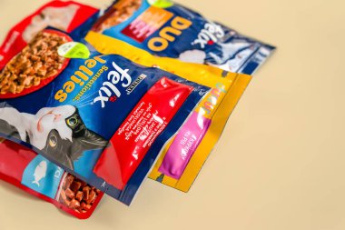 Kedi maması. Kahverengi arka planda PURINA FELIX hayvan besleme yakın plan. Kyiv. Ukrayna. 25 Nisan 2022