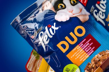 Kedi maması. Mavi arka planda PURINA hayvan besleme yakın plan. Kyiv. Ukrayna. 25 Nisan 2022