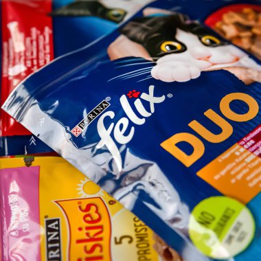 Kedi maması. Hayvan yemi PURINA 'ya yakın çekim. Kyiv. Ukrayna. 25 Nisan 2022