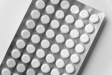 Su toplamış haplar. Hafif bir arka planda hapların üst görüntüsü. Seçici yumuşak odaklanma. Sağlık hizmetleri.