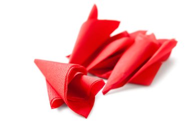 Kağıt peçete. Beyaz arka planda kırmızı kağıt peçeteler. Seçici yumuşak odak.