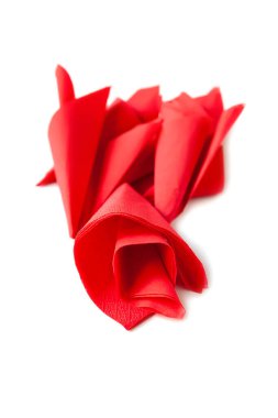 Kağıt peçete. Beyaz arka planda kırmızı kağıt peçetelere yakın plan. Seçici yumuşak odak.