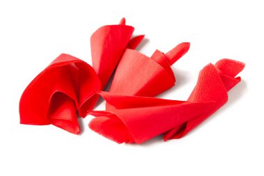 Kırmızı kağıt peçeteler. Beyaz arka planda bir sürü kağıt peçete. Seçici yumuşak odak.