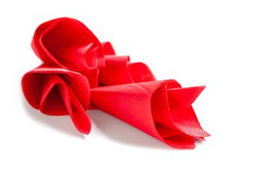 Kağıt peçete. Beyaz arka planda üç kırmızı kağıt peçeteye yakın plan. Seçici yumuşak odak.