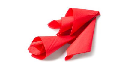 Kırmızı kağıt peçeteler. Beyaz arka planda kağıt peçetelerin üst görüntüsü. Seçici yumuşak odak.