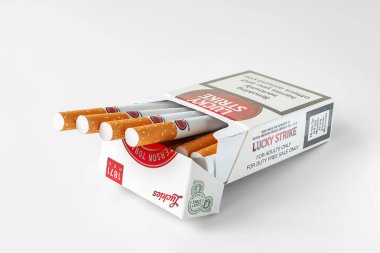 Lucky Strike sigaraları. Beyaz arka planda bir paket Lucky Strike sigarası. Ukrayna. Kyiv.May11 2022
