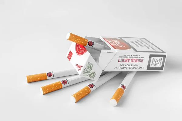 Lucky Strike Doboz Cigaretta Lucky Strike Cigaretták Fehér Alapon Szóródtak — Stock Fotó