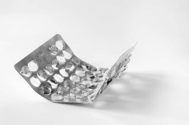 Kullanılmış hap kabarcığı. Uyuşturucudan su toplamış. Seçici yumuşak odak.