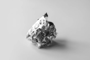 Kullanılmış hap kabarcığı. Uyuşturucudan buruşmuş su toplamış. Seçici yumuşak odak.