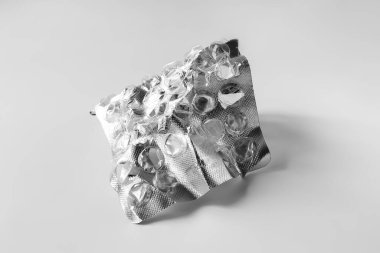 Su toplaması için hap kullandım. İlaç hapları yüzünden buruşmuş kabarcıklar. Seçici yumuşak odak.