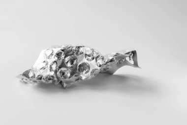 Kullanılmış hap kabarcığı. İlaç hapları yüzünden buruşmuş kabarcıklar. Seçici yumuşak odak.