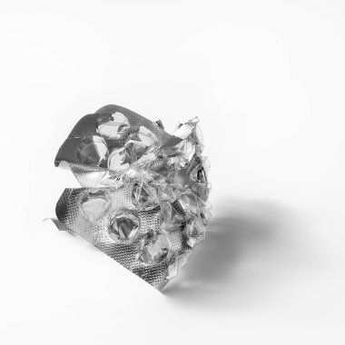 Haplar su topladı. İlaç hapları yüzünden buruşmuş su toplamış. Seçici yumuşak odak.