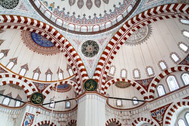 Sehzade Camii Camii. Cami Camii 'nin kubbesinin freskleri ve kemerleri. Türkiye 'nin simgeleri. Turistik bir yer. Hindi. İstanbul. 25 Eylül 2021